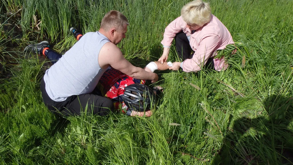 Супружеская пара, ехала на машине. Специально остановились, чтобы помочь Алексею. Они оказали первую медицинскую помощь.