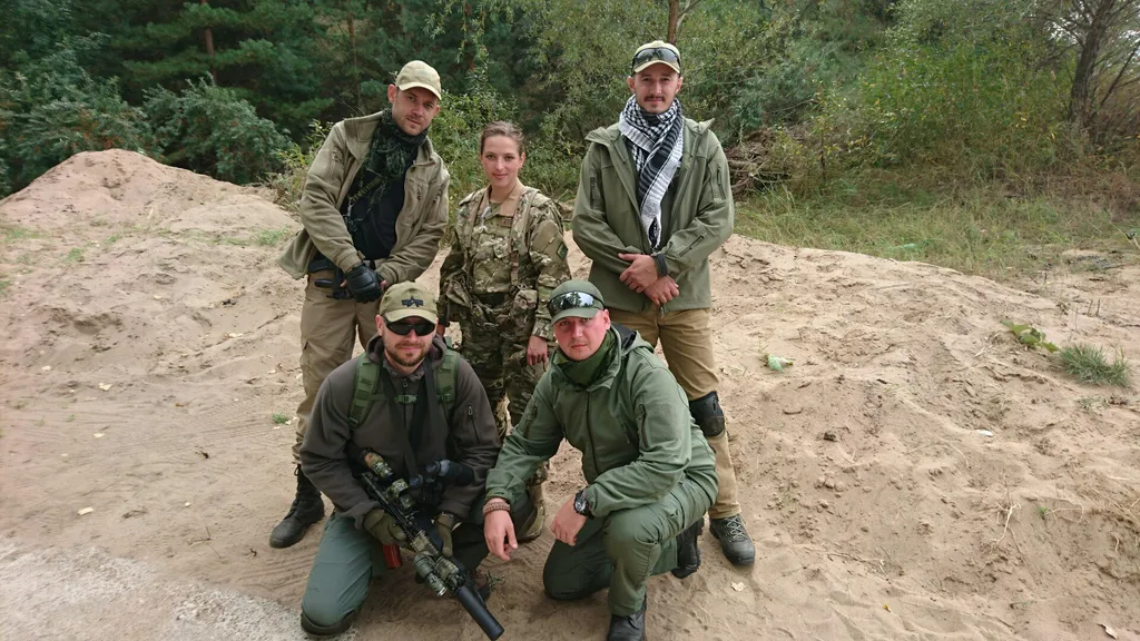 Хз как героиню зовут. Короче, одна из "новой труппы". 