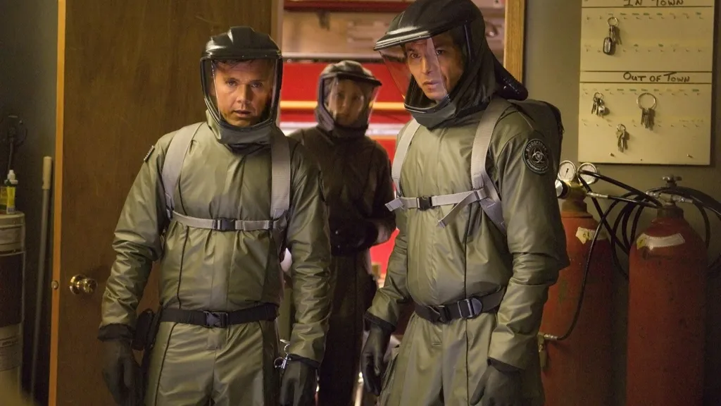 Исследование городка. Кстати, в старом фильме скафандры поинтереснее были...