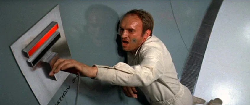 Это из старого фильма. То, как он лез к этой панели, чтобы отменить самоликвидацию - было героически и страшно. В современном фильме подобный момент выглядел бредом...