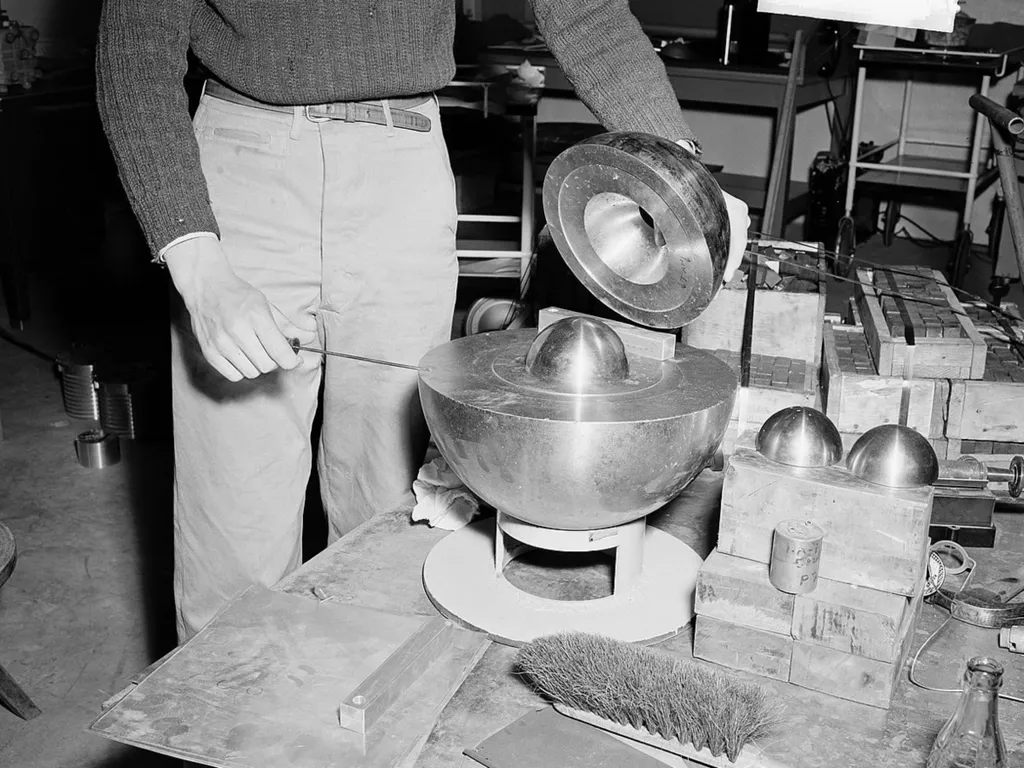 Ядро плутония. Интересно, как герои его ковыряли? И чем?