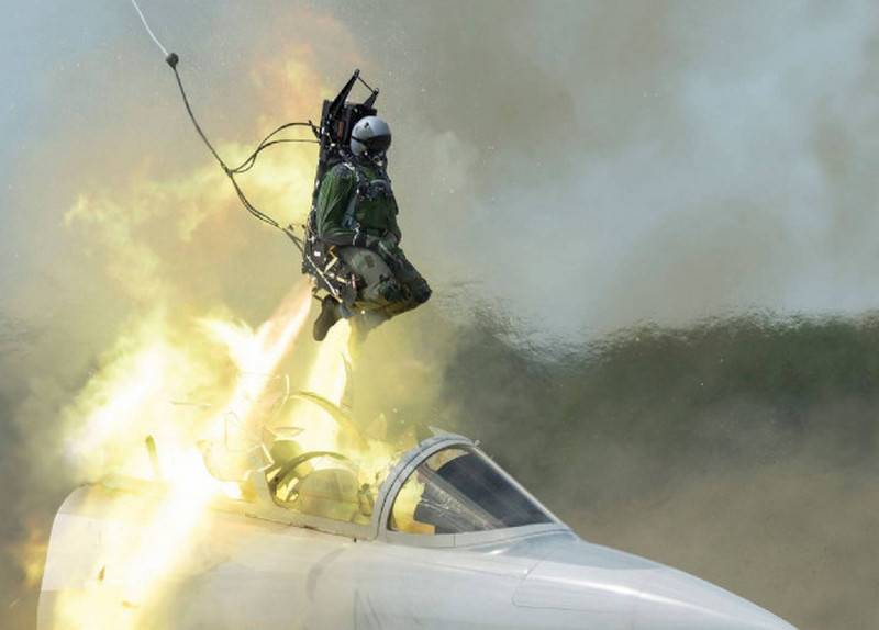 Между рывком ручек катапульты и выходом из самолёта много действий происходит, хотя по времени - около одной секунды...