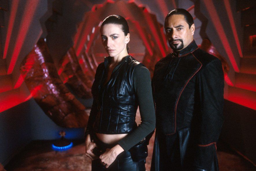 Бывший офицер Айрин Сун и её бывший шеф, капитан Крайсс...