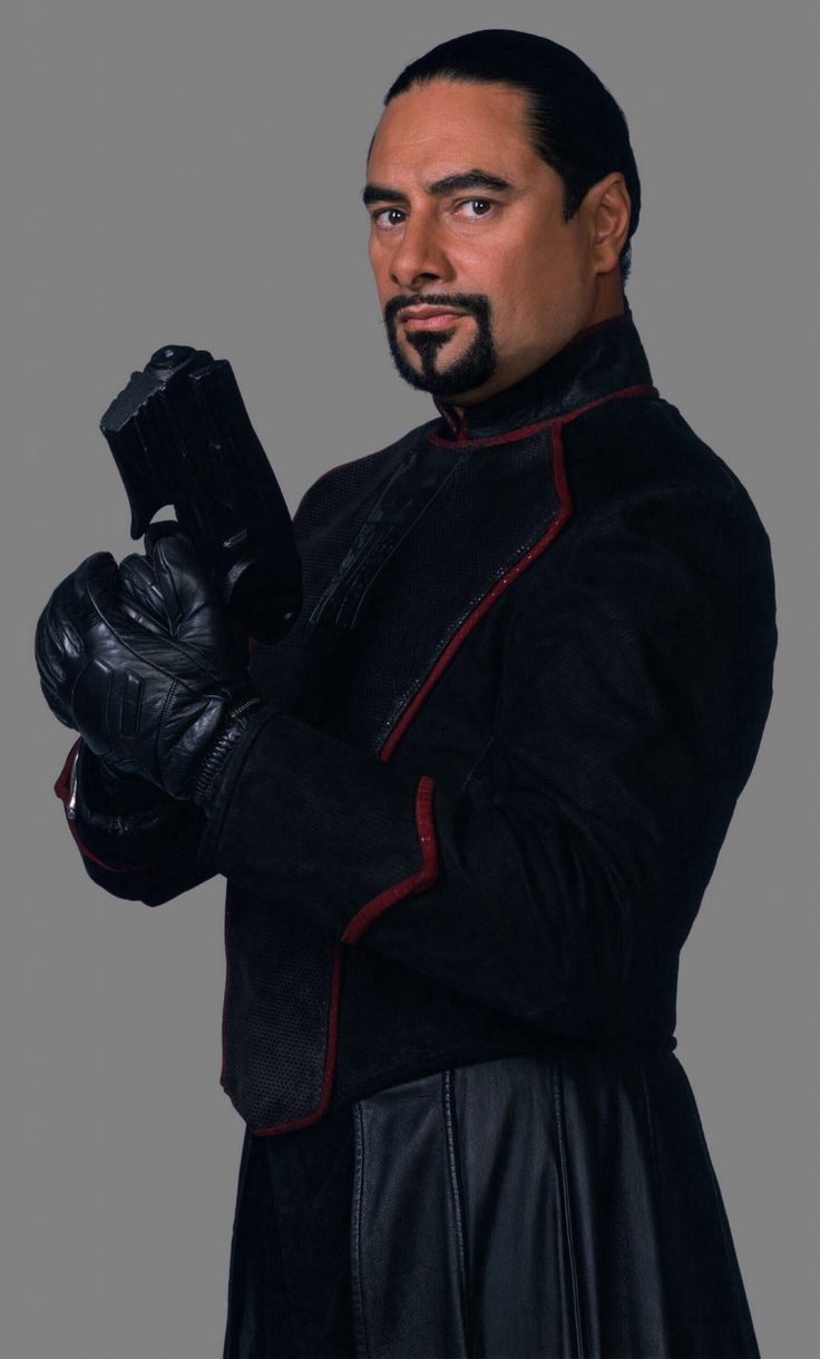 Крайсс. С одной стороны - убил свою связистку (с которой он спал!), а с другой - гонялся за Крайтоном, который косвенно был виновен в смерти его брата...