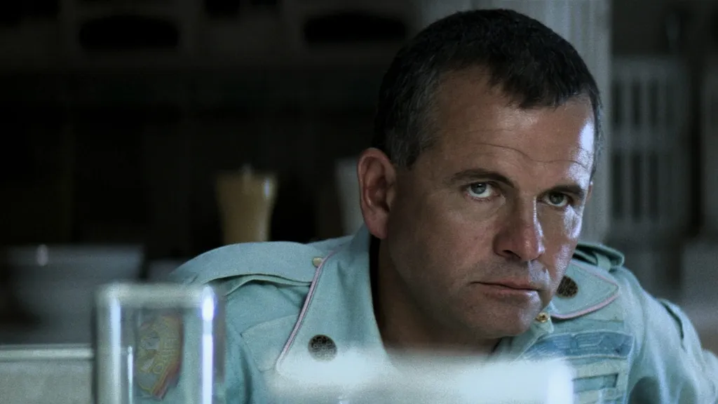 Иан Холм в роли Эша...