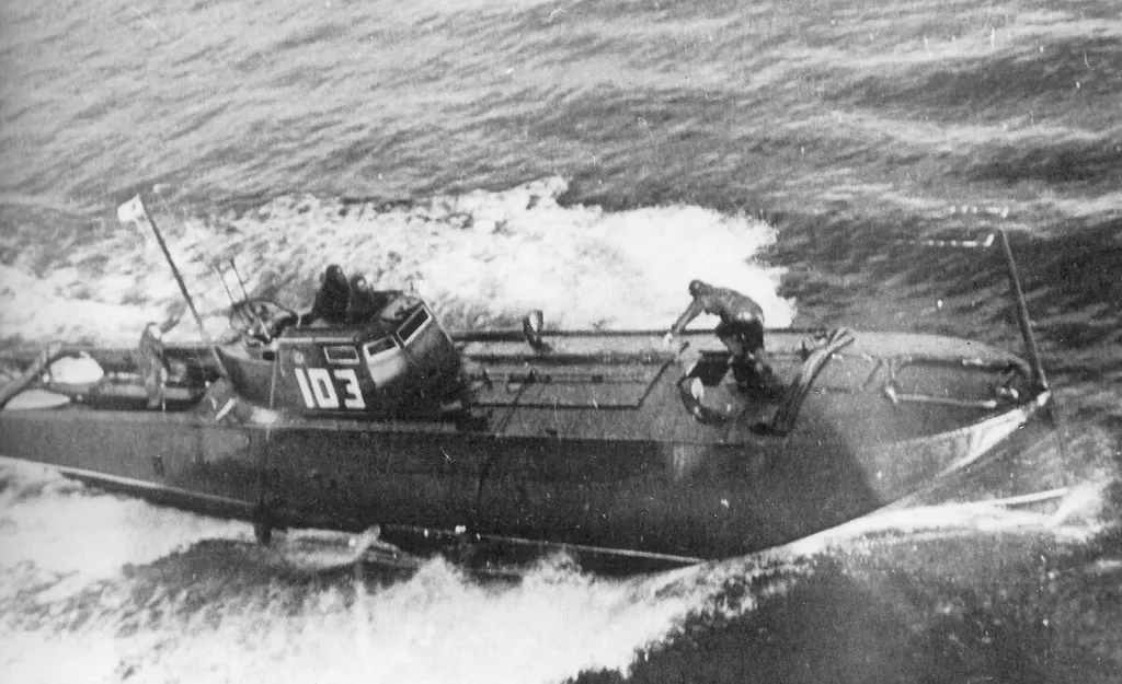 Вот, что было в книге... И прорубить "транцевую доску" топором... Ну, это не про этот катер...