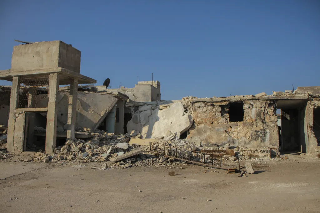 Вот примерно такая военная база, точнее, то, что от неё осталось...