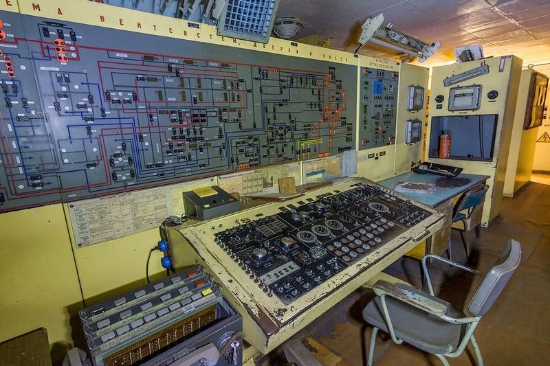 И попали герои в секретный центр управления...