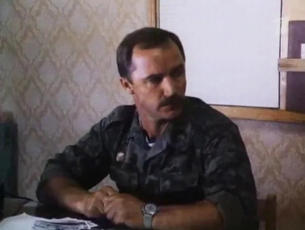 Офицер ВДВ из кино. Не майор - вроде, Гусаров полковником был. Кто его играл в кино, наверное, все знают, да? Так вот - и в кино, это был довольно умный и грамотный человек, и в жизни - тоже...