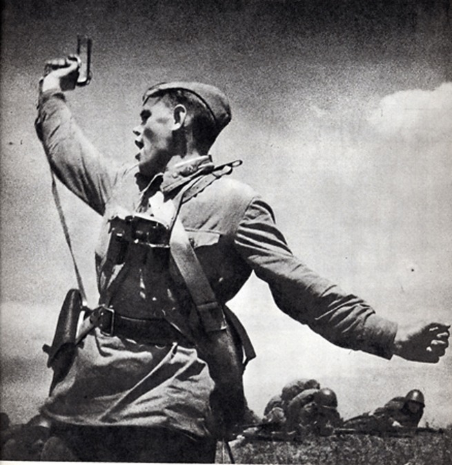 Политрук Ерёменко. Повёл бойцов в атаку. После этого кадра был убит...