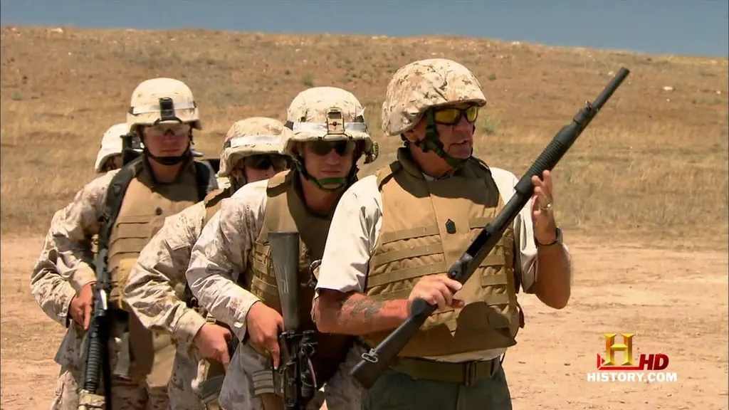 Серия, может, и не та, но тут он как раз с дробовиком...