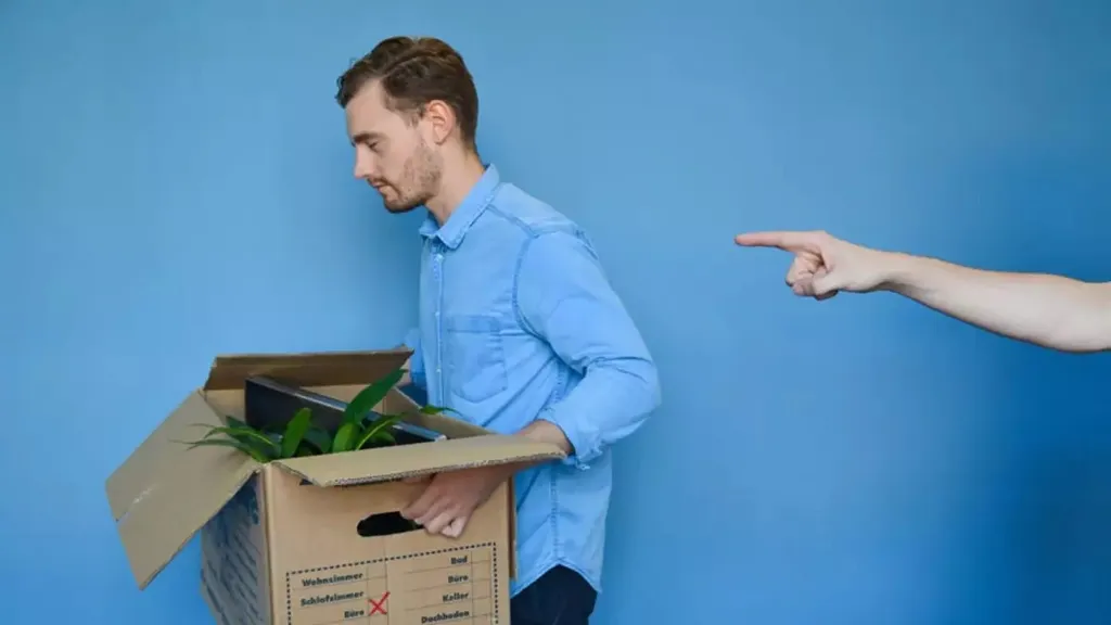 Вчера он был нужен на работе, но теперь его заменили искусственным человеком...