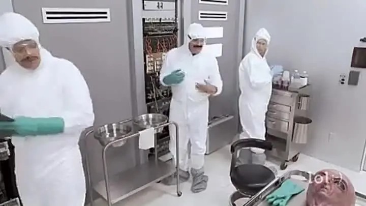 Почему-то эти люди в защите, а "тётя Хильда" была голой...