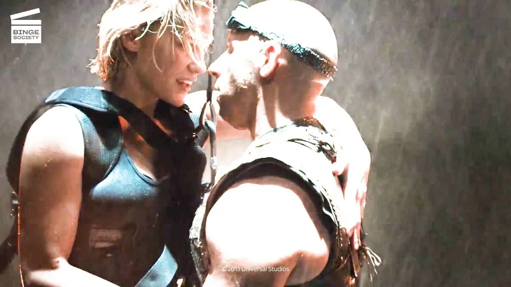 Дал эвакуирует Риддика. Он тяжело ранен, но умудряется шутить…