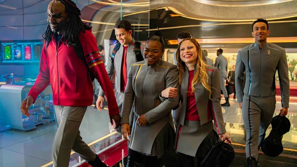 Почти все главные герои. Клингон пока в штанах, хотя что-то на рукаве намекает… А девочки — просто подруги…