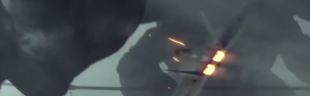 «Раптор» атакует кайдзю из пушки… Такое себе решение…