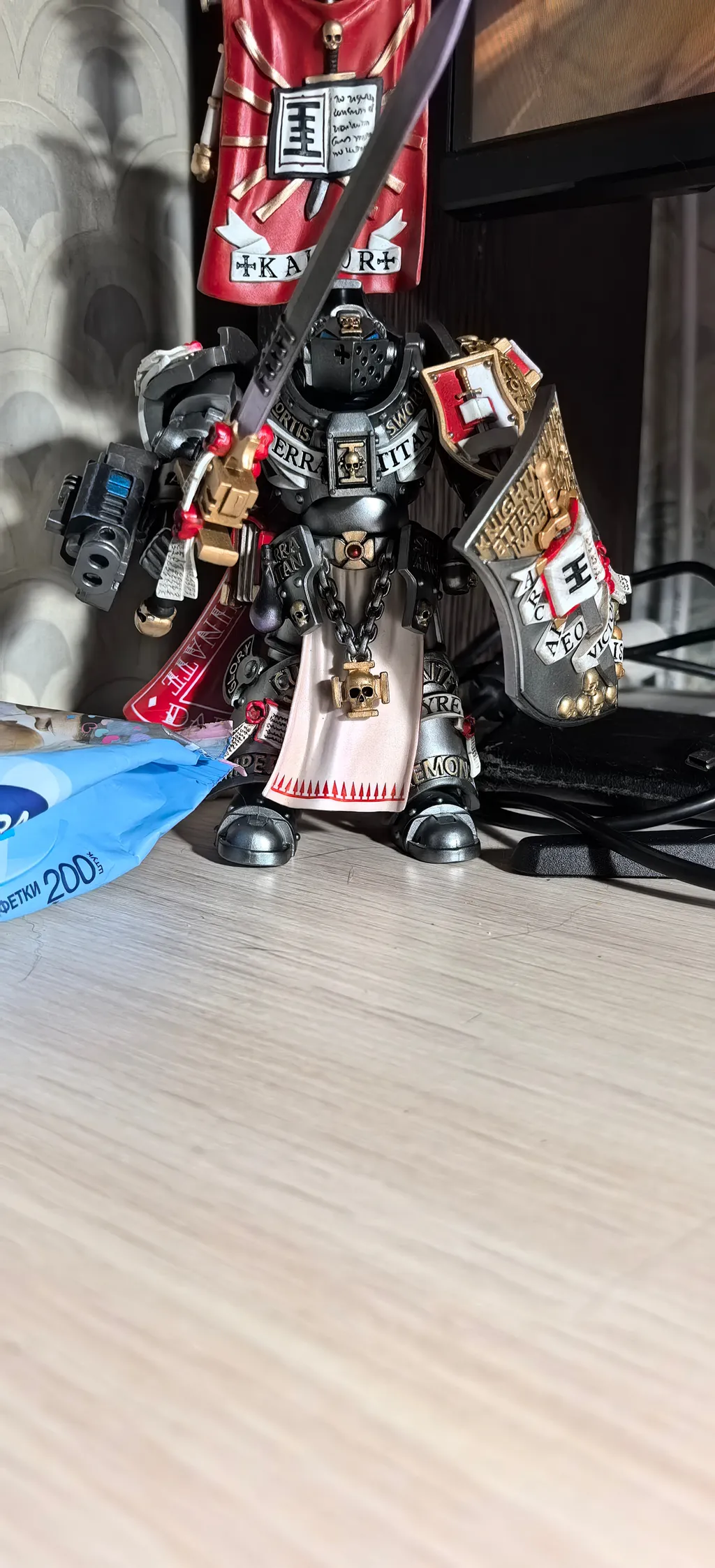 Командир Серых Рыцарей прибыл к новому месту службы… Ну, Драйго ведь — офицер, так что, командир, всё нормально…