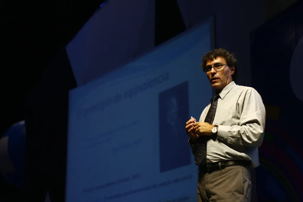 Мигель Алькубьерре любит фантастику…