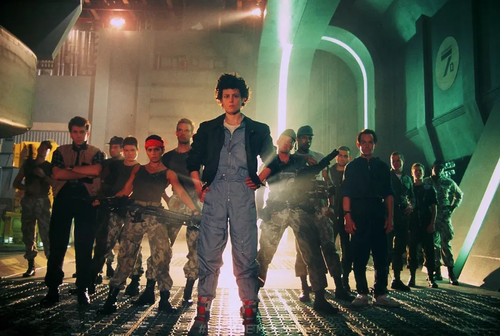 Личный состав взвода за спиной Рипли…