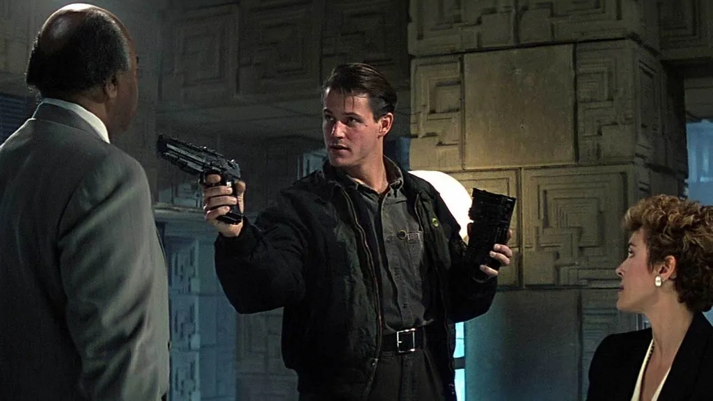 Это из конца фильма — в другой руке как раз накопитель с данными о кораблях…