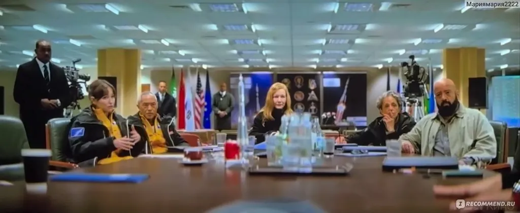 Стратт (в центре), экипаж корабля и учёные…