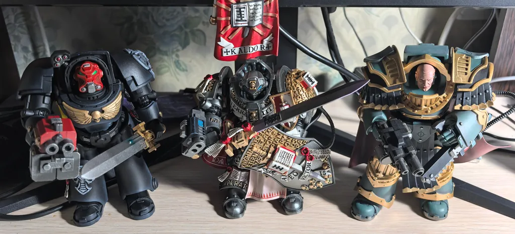 Обратите внимание на то, что у него вообще никаких украшений нет!