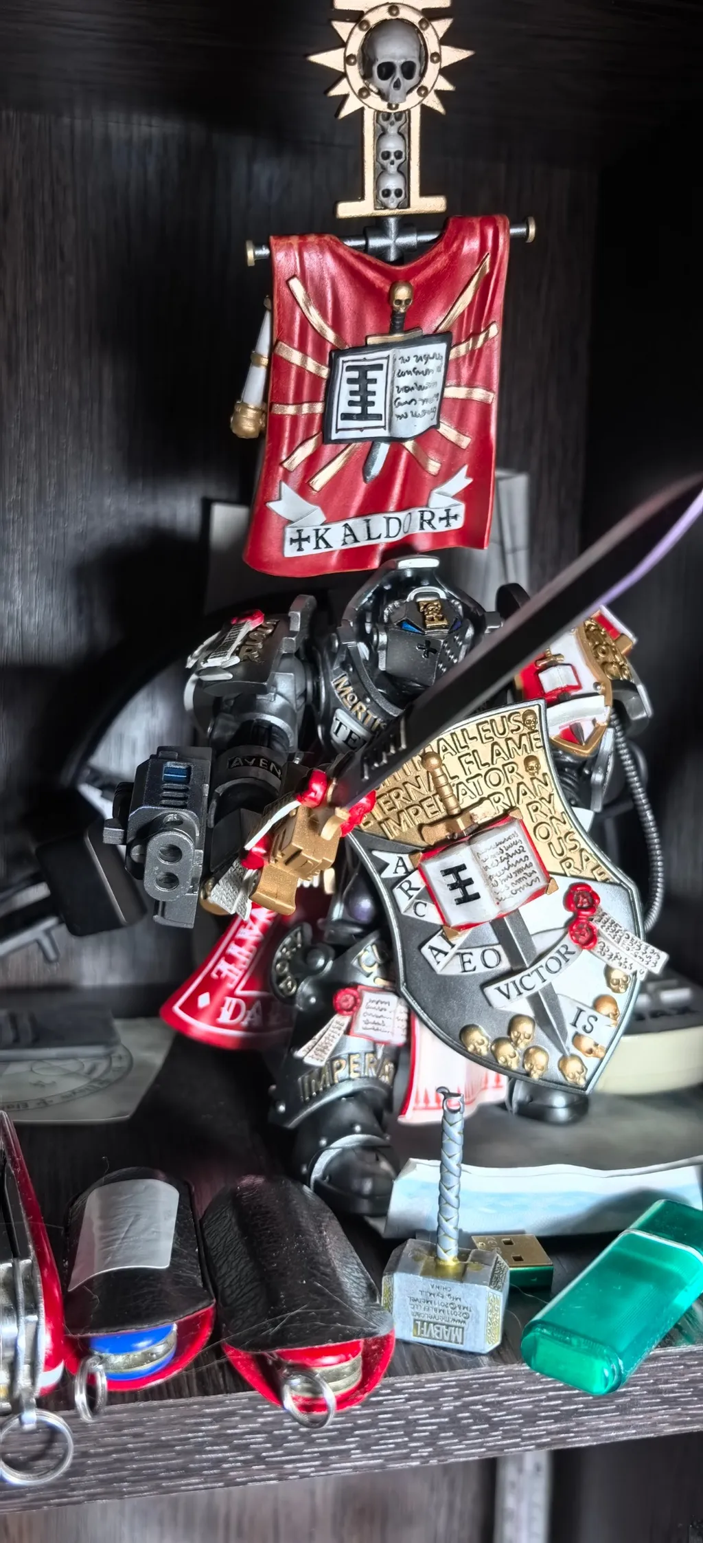 Не получается ему динамичную позу придумать…