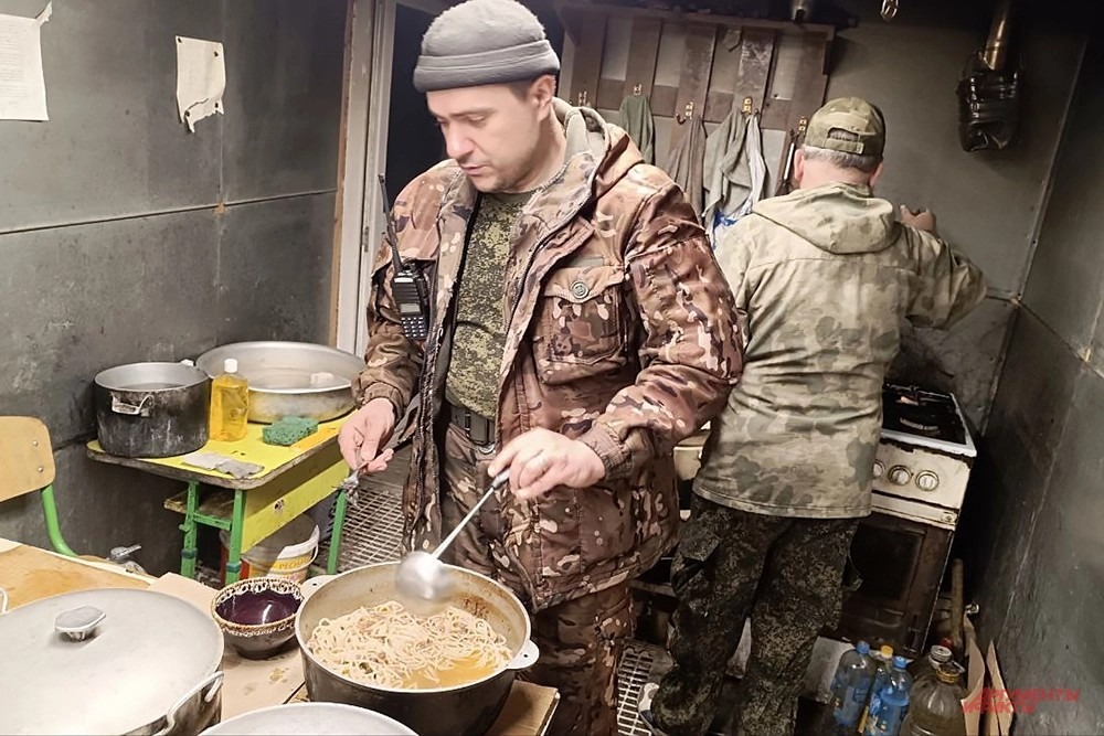 Супчик варит… Если он с курицей будет — дайте два. Давно я супчика не ел…
