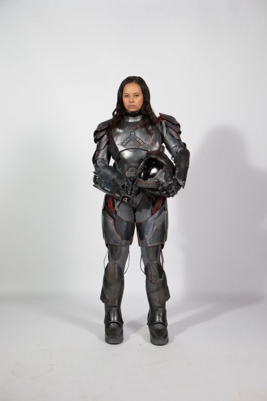 Ей бы подстричься... А так - ей на Земле было тяжеловато...