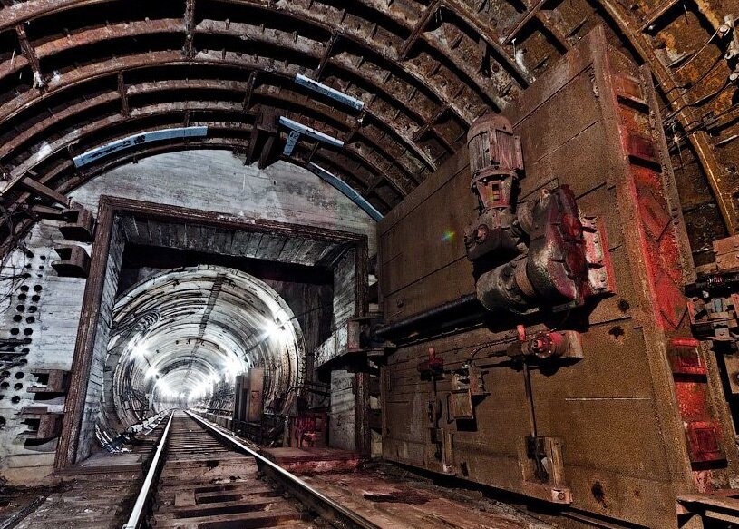 В случае атаки, станции изолируются полностью. И это логично - станции защищены лучше, чем туннели...