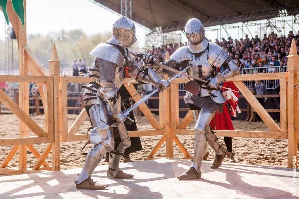 А здесь уже не до украшений...