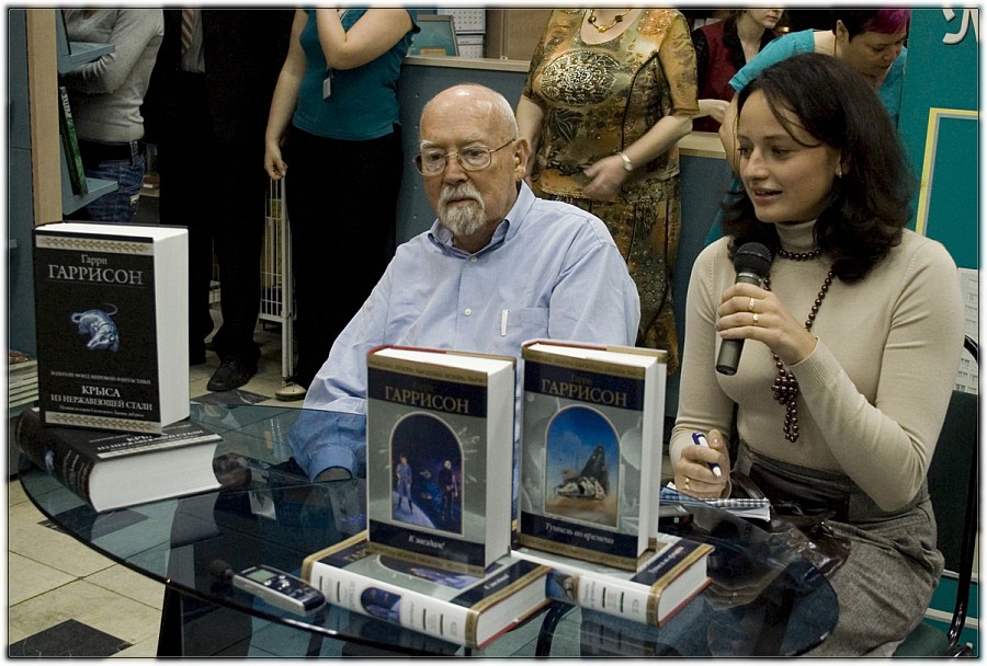 Гарри Гаррисон был хорошим писателем. Много раз бывал в России...