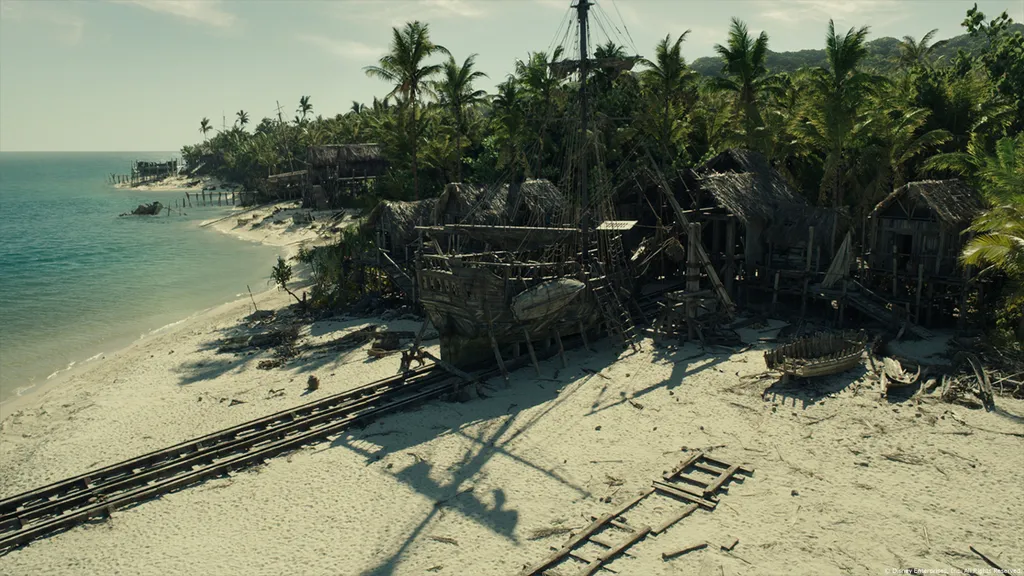 Пиратский корабль вытащили на берег для ремонта...