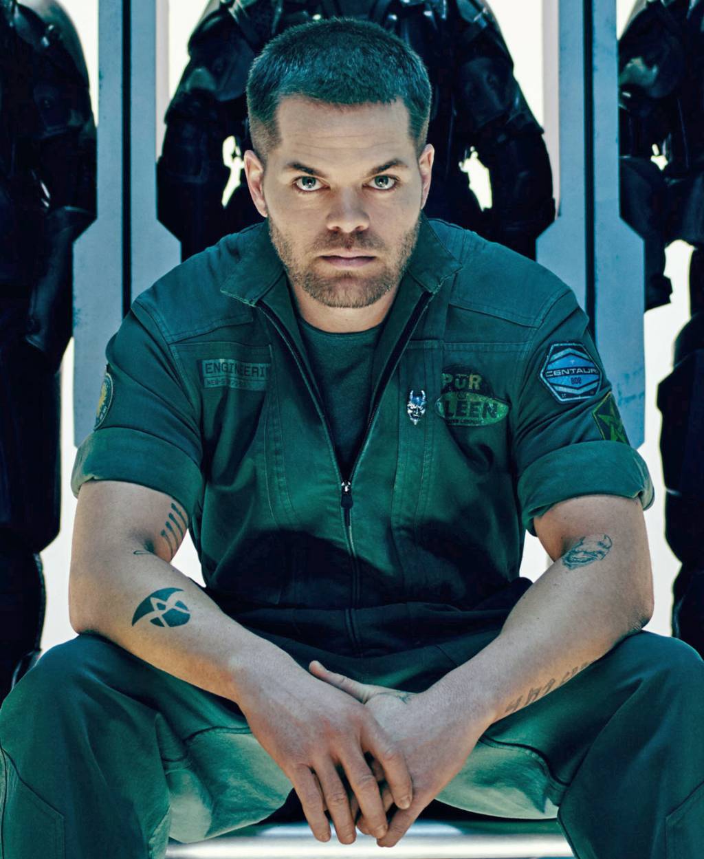 Хорошо Амос рукава закатал! Теперь ему "весело" будет комбез снимать. Я так пробовал...