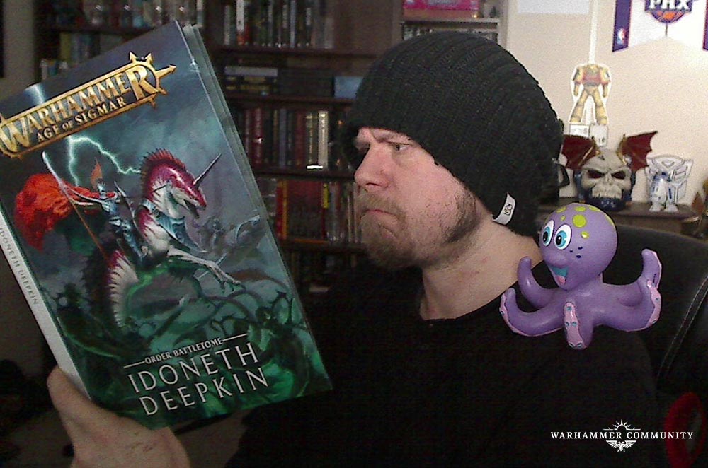 Читает не только "Ваху". Но вот шлем у него на столе - знакомый, не так ли?