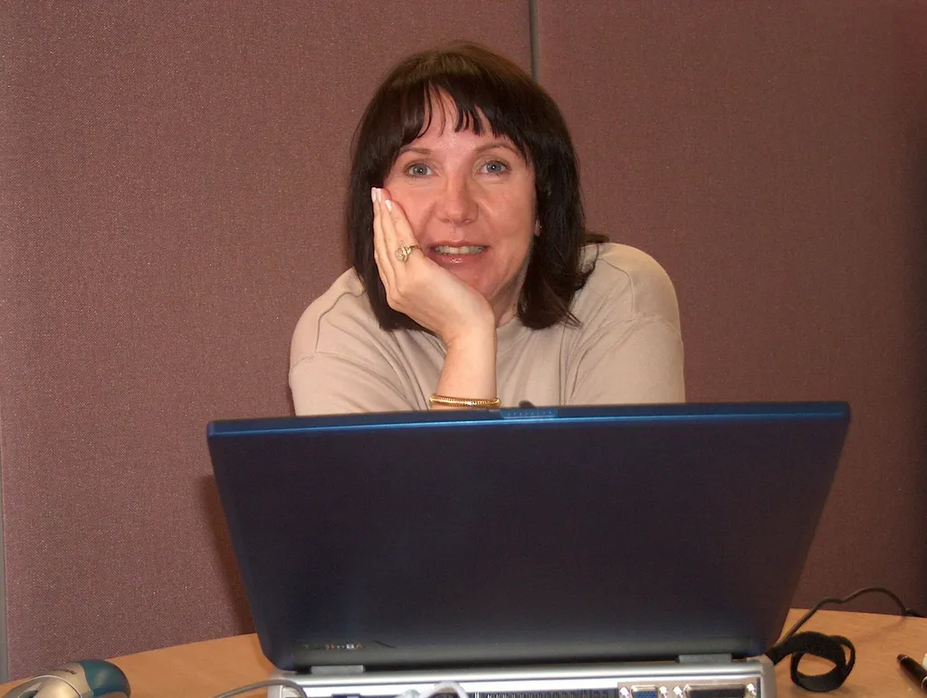 Эта мадам написала отличные книги про военных...