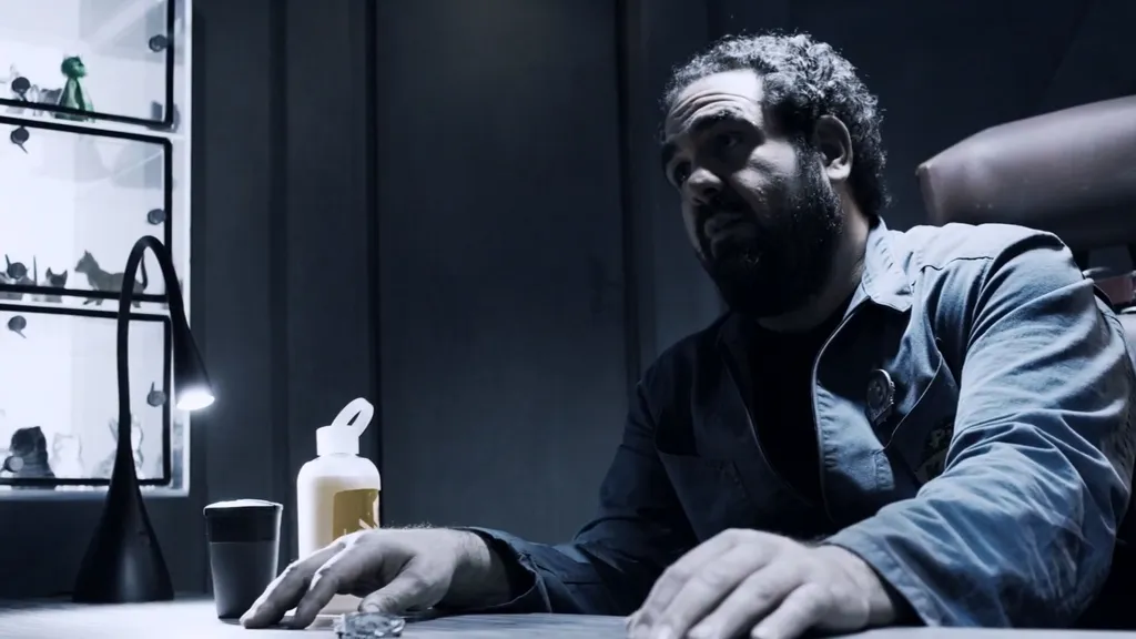 Капитан "Кентербери". В сериале повёл себя... плохо. В книге - нормальный человек...