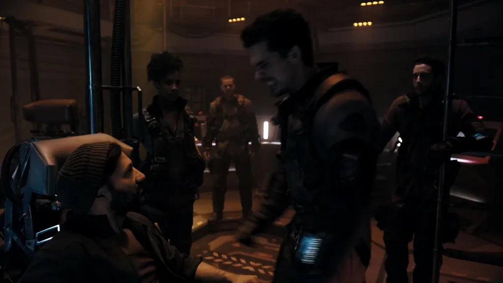 В сериале был конфликт на борту "Рыцаря", нехватка воздуха, проблемы со связью и многое другое... В книге обошлись без этого...