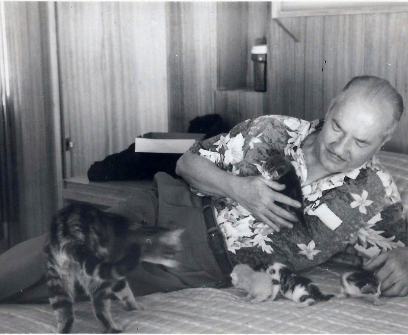 Этот человек много сделал для становления фантастики! И котиков любил...