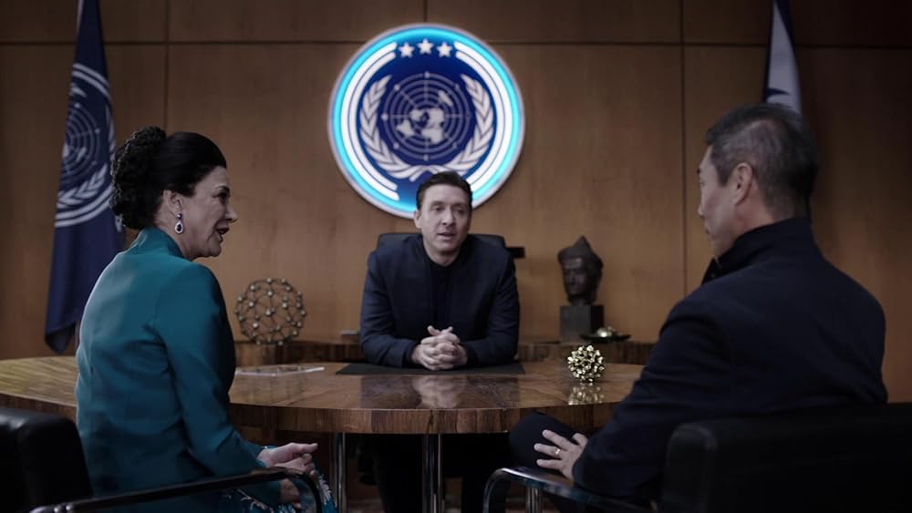 Очень много выходцев из стран, где люди сами по себе маленького роста...