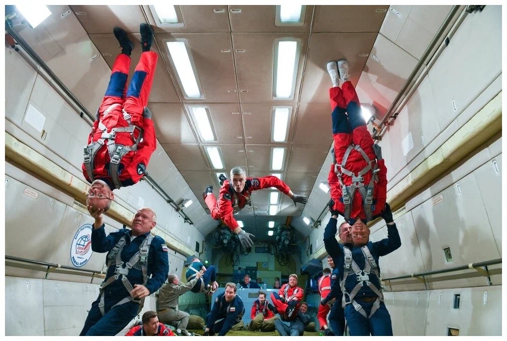 Тренировки в невесомости. Это возможно, когда специально обученный самолёт делает "горку". В салоне ненадолго получается та самая невесомость...