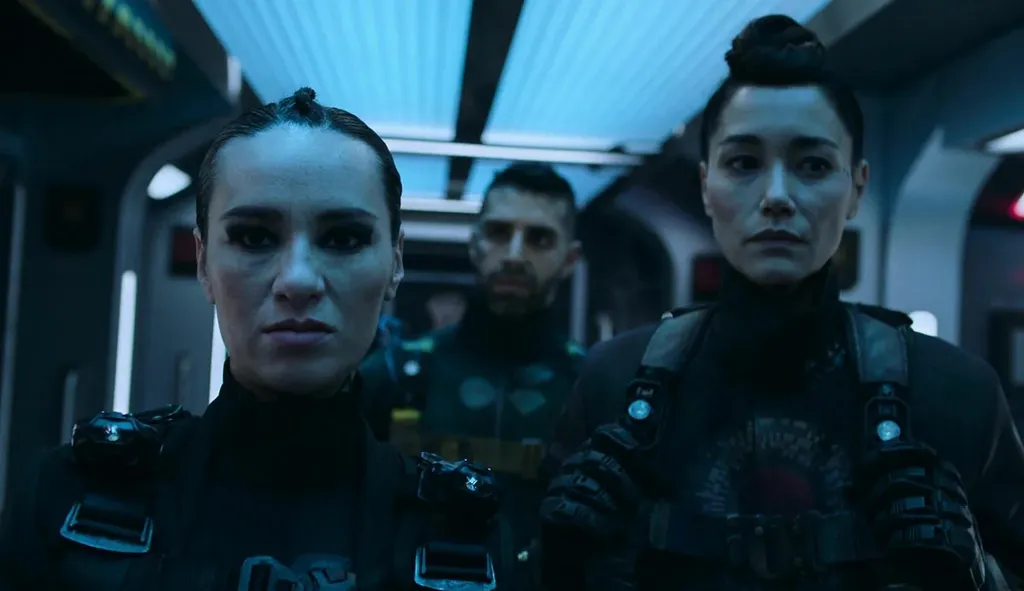 Камина Драммер и капитан другого корабля. И вместе они не чаи гоняли...