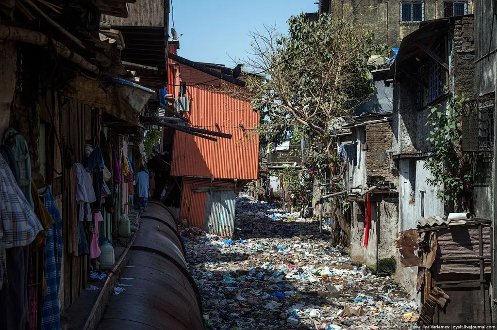 Вот примерно такие трущобы были почти рядом с Дворцом Императора на Терре. Светлое будущее, не так ли?