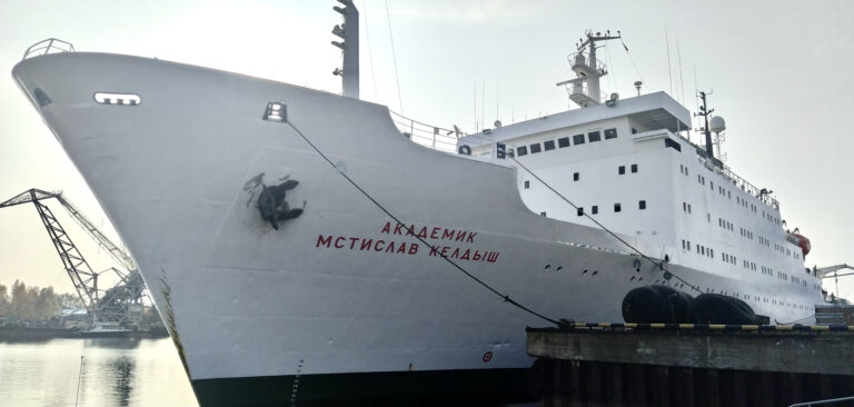 Вроде, в 2023-м был выполнен ремонт судна. Но.. Оно же чуть младше меня!