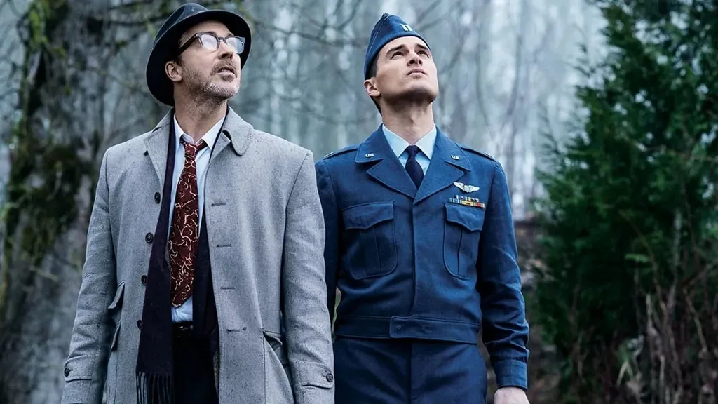 Смотрят куда-то. Может, на сову, а может, и на пришельца...