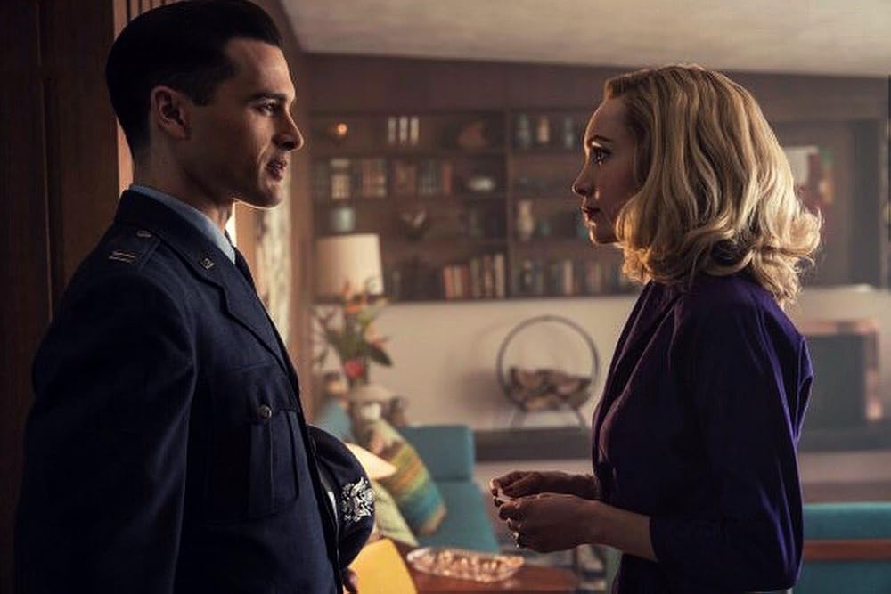 "Хорошая девушка Сюзи... Но, чем же она хороша? Спросите об этом шпионов, что в доме соседнем живут, ведь Сюзи они уважают, от Сюзи документов ждут...". Авторские маразмы.