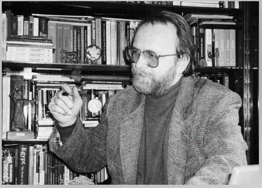 Вот этот странный тип. Судя по книгам у него за спиной, читать он любил... Ну, или просто делал вид.