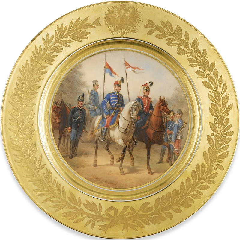 Военнослужащие 1-й кавалерийской дивизии. Слева направо (на переднем плане): офицер 1-го лейб-драгунского Московского полка (стоит рядом с лошадью), офицер 1-го гусарского Сумского полка и офицер 1-го уланского Санкт-Петербургского полка, 1882 г.