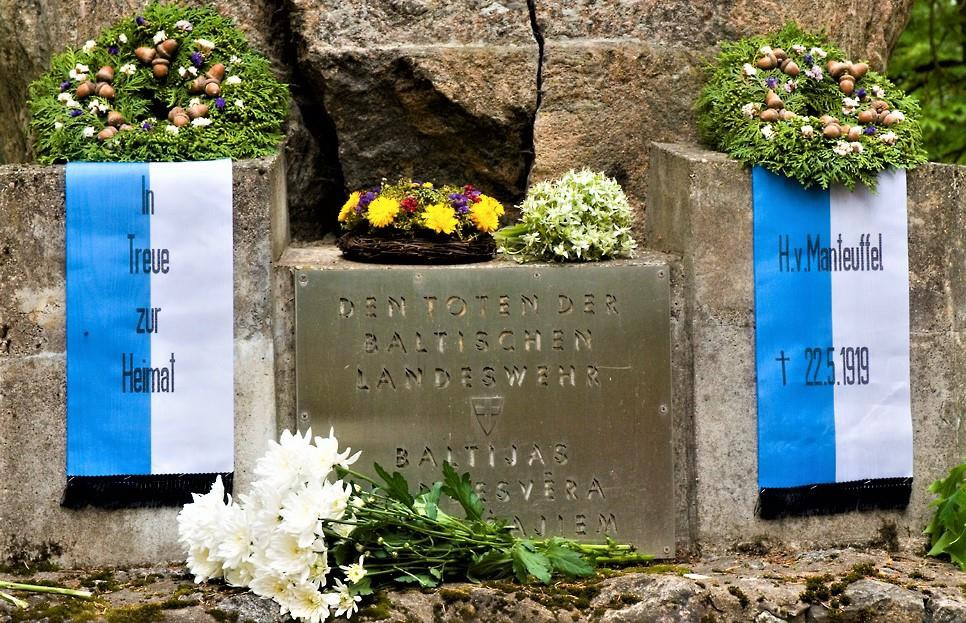 Мемориал бойцам воинам "прибалтийского ландесвера", лесное кладбище, Рига. Слева девиз на немецком: "Верны Родине". Тупватые любители шпрот сделали из немецких колонистов геройских борцов с большевиками, но в реальности цели у немецких формирований в Прибалтике были совсем иные.