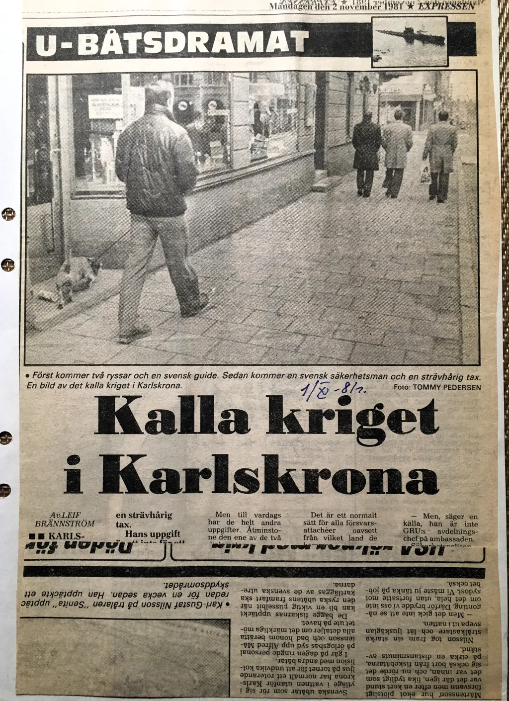 Репортер крался сзади. Тройка впереди — это Григорьев, его военно-морской коллега Просвирин и шведский офицер связи, сопровождавший их все эти 10 дней.